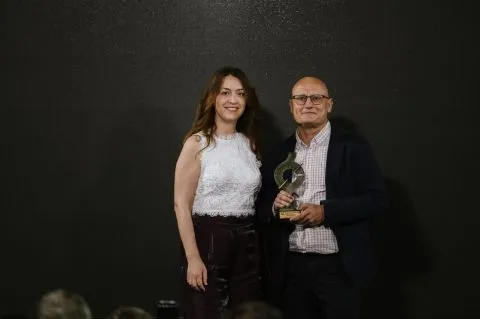 Foto de Emilio recibiendo el premio